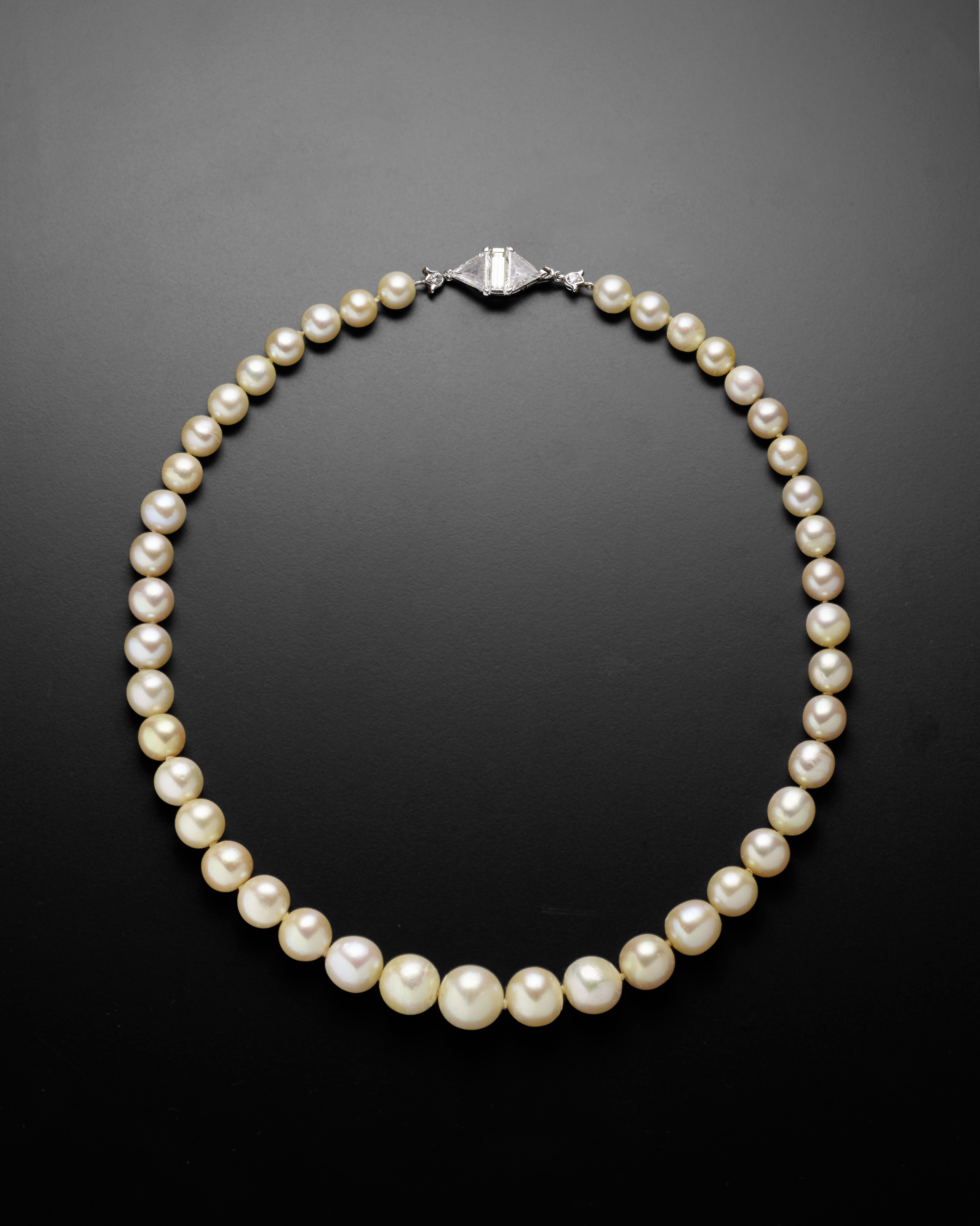 Image of a pearl necklace.