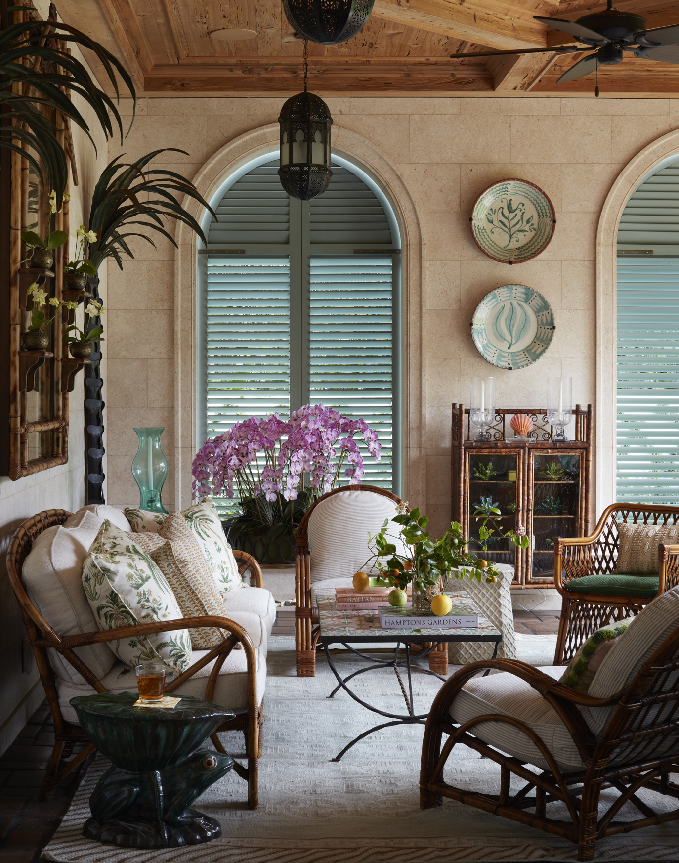 A beautifully decorated room with wicker furniture.