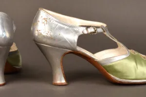 PAIR OF WOMEN'S EVENING SHOES