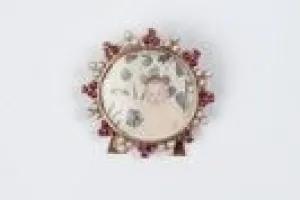 FRAME WITH A PHOTOGRAPH OF A POST FAMILY MEMBER