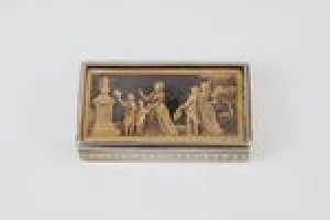 SNUFFBOX WITH A VERRE EGLOMISÉ PANEL OF A FAMILY IN A PARK
