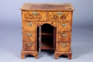 KNEEHOLE DESK