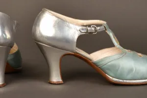 PAIR OF WOMEN'S EVENING SHOES