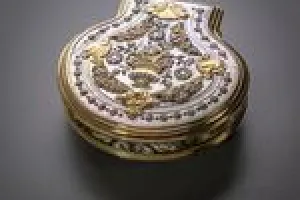 SHELL-SHAPED SNUFFBOX