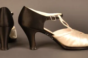 PAIR OF WOMEN'S EVENING SHOES