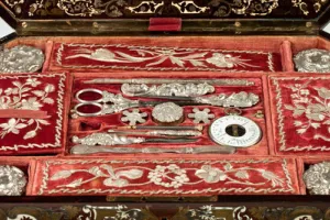 NECESSAIRE