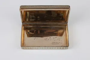 SNUFFBOX WITH A VERRE EGLOMISÉ PANEL OF A FAMILY IN A PARK