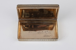 SNUFFBOX WITH A VERRE EGLOMISÉ PANEL OF A FAMILY IN A PARK