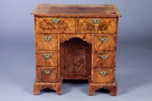 KNEEHOLE DESK