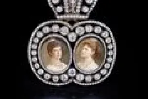 LADY OF HONOR INSIGNIA WITH MINIATURE PORTRAITS OF DOWAGER EMPRESS MARIA FEDOROVNA AND EMPRESS ALEXANDRA FEDOROVNA