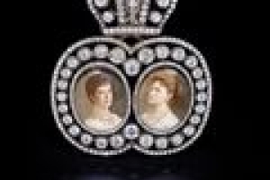 LADY OF HONOR INSIGNIA WITH MINIATURE PORTRAITS OF DOWAGER EMPRESS MARIA FEDOROVNA AND EMPRESS ALEXANDRA FEDOROVNA