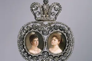 LADY OF HONOR INSIGNIA WITH MINIATURE PORTRAITS OF DOWAGER EMPRESS MARIA FEDOROVNA AND EMPRESS ALEXANDRA FEDOROVNA