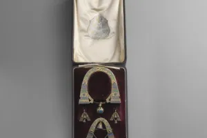 BOX FROM A JEWELRY SET