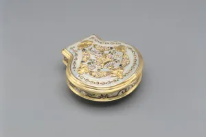 SHELL-SHAPED SNUFFBOX