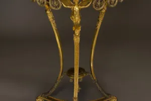 ROUND TABLE