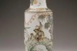 ROULEAU VASE WITH SCENE FROM THE ROMANCE OF THREE KINGDOMS