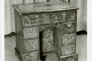 KNEEHOLE DESK