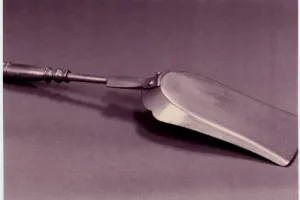 SHOVEL FROM A SET OF FIREPLACE TOOLS
