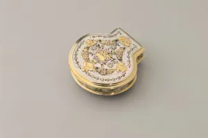 SHELL-SHAPED SNUFFBOX