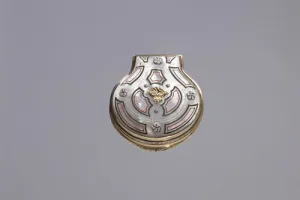 SHELL-SHAPED SNUFFBOX