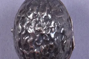 METAL WALNUT COIN PURSE