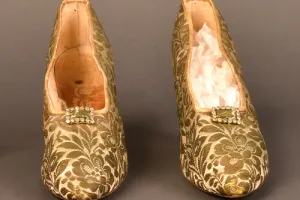 PAIR OF WOMEN'S EVENING SHOES