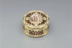ROUND BOX WITH "AGAMEMNON'S CLAIM TO BRISEIS"