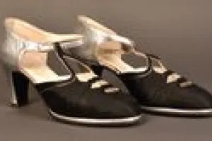 PAIR OF WOMEN'S EVENING SHOES
