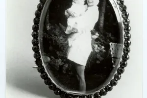 FRAME WITH A PHOTOGRAPH OF POST FAMILY MEMBERS