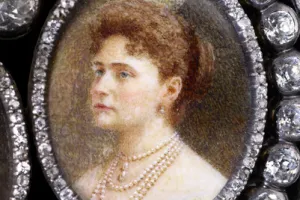 LADY OF HONOR INSIGNIA WITH MINIATURE PORTRAITS OF DOWAGER EMPRESS MARIA FEDOROVNA AND EMPRESS ALEXANDRA FEDOROVNA