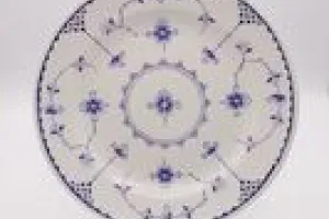 DINNER PLATE FROM A DINNER SERVICE