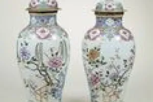 COVERED BALUSTER ("MADARIN") VASE ON "ROTHSCHILD" STAND (ONE OF TWO)