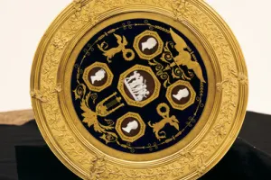 ROUND TABLE
