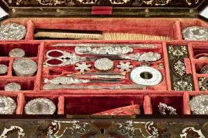NECESSAIRE