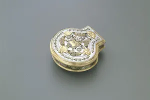 SHELL-SHAPED SNUFFBOX