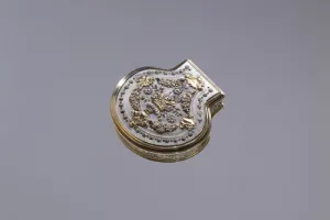 SHELL-SHAPED SNUFFBOX