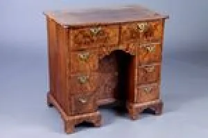 KNEEHOLE DESK