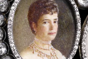 LADY OF HONOR INSIGNIA WITH MINIATURE PORTRAITS OF DOWAGER EMPRESS MARIA FEDOROVNA AND EMPRESS ALEXANDRA FEDOROVNA
