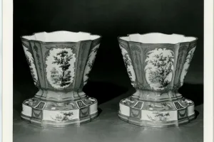 VASE HOLLANDAIS, ONE OF TWO