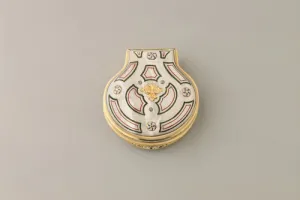 SHELL-SHAPED SNUFFBOX