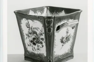 SQUARE VASE