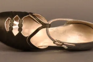 PAIR OF WOMEN'S EVENING SHOES