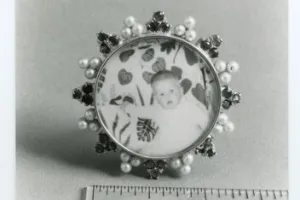FRAME WITH A PHOTOGRAPH OF A POST FAMILY MEMBER