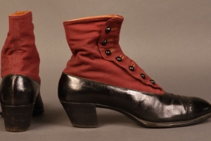PAIR OF WOMEN'S BOOTS