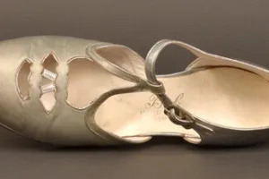 PAIR OF WOMEN'S EVENING SHOES