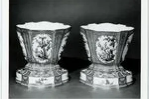 VASE HOLLANDAIS, ONE OF TWO