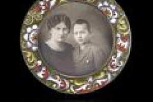 FRAME WITH PHOTOGRAPH OF UNIDENTIFIED SITTERS