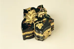 LEAF-SHAPED BOX