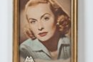 FRAME WITH MASS-PRODUCED PICTURE OF DINA MERRILL