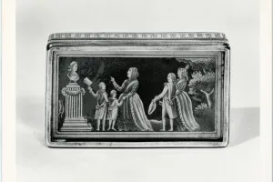 SNUFFBOX WITH A VERRE EGLOMISÉ PANEL OF A FAMILY IN A PARK